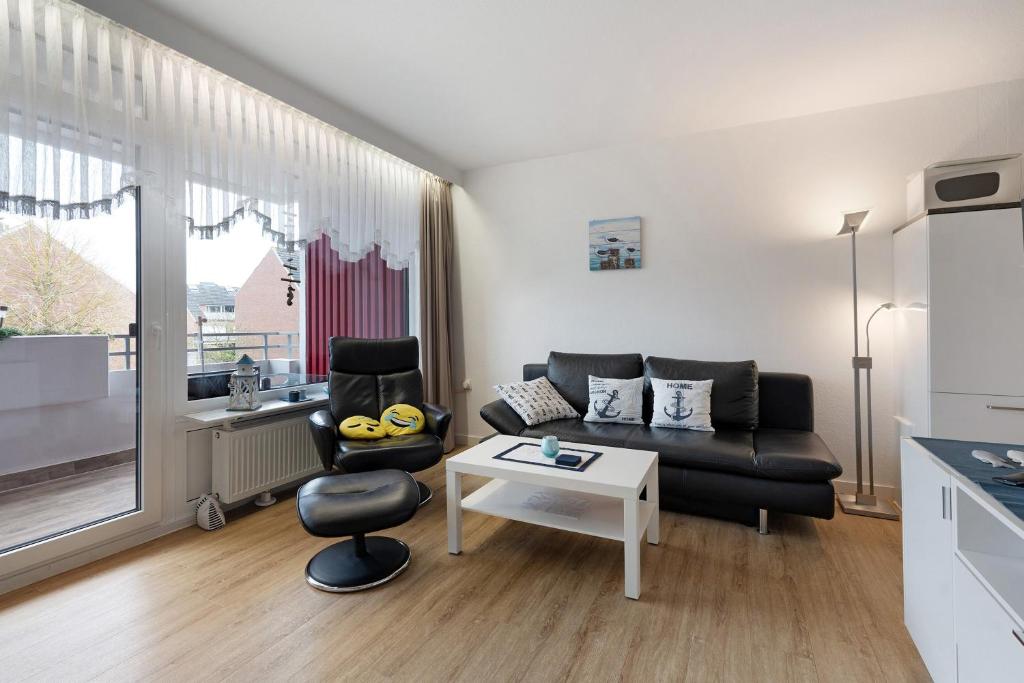 a living room with a couch and a table at Ostseeperle mit Schwimmbad in Dahme