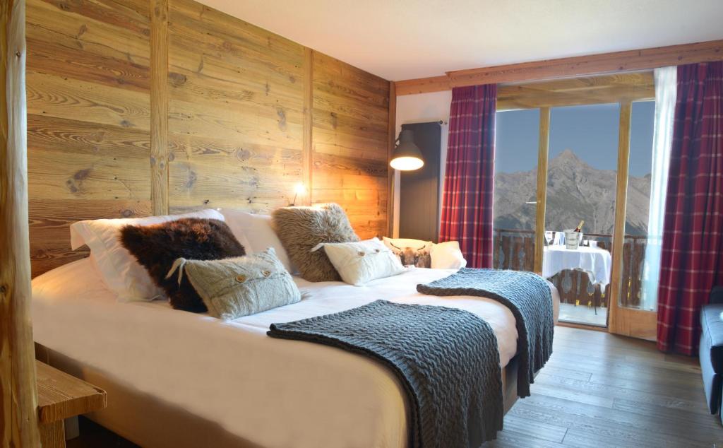 Postel nebo postele na pokoji v ubytování Hôtel Chalet Royal