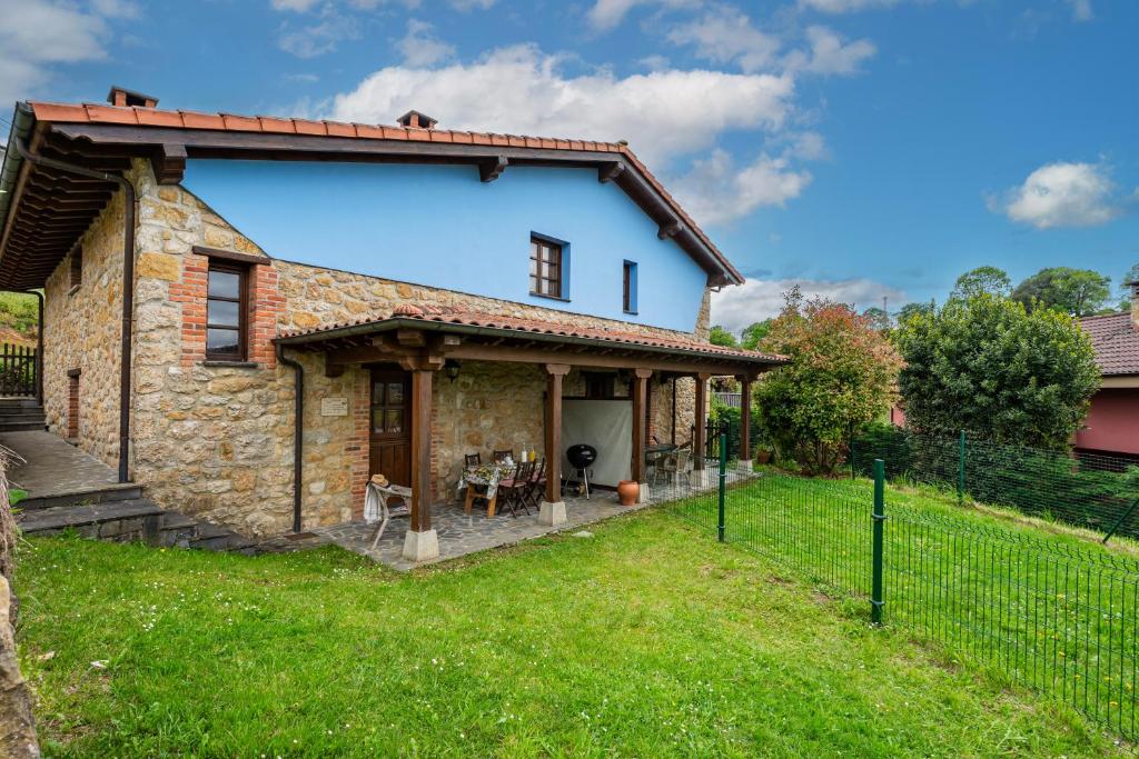 an exterior view of a stone house at La Ceriquina in Nava