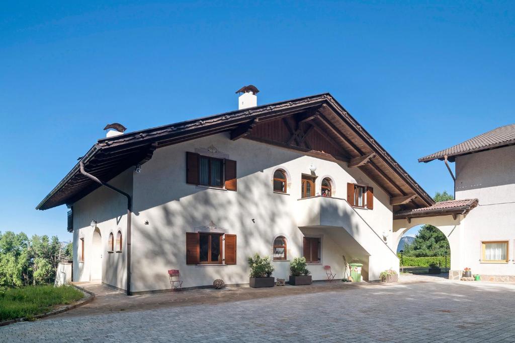 a white building with a gambrel roof at Aldeinerhof in Aldino