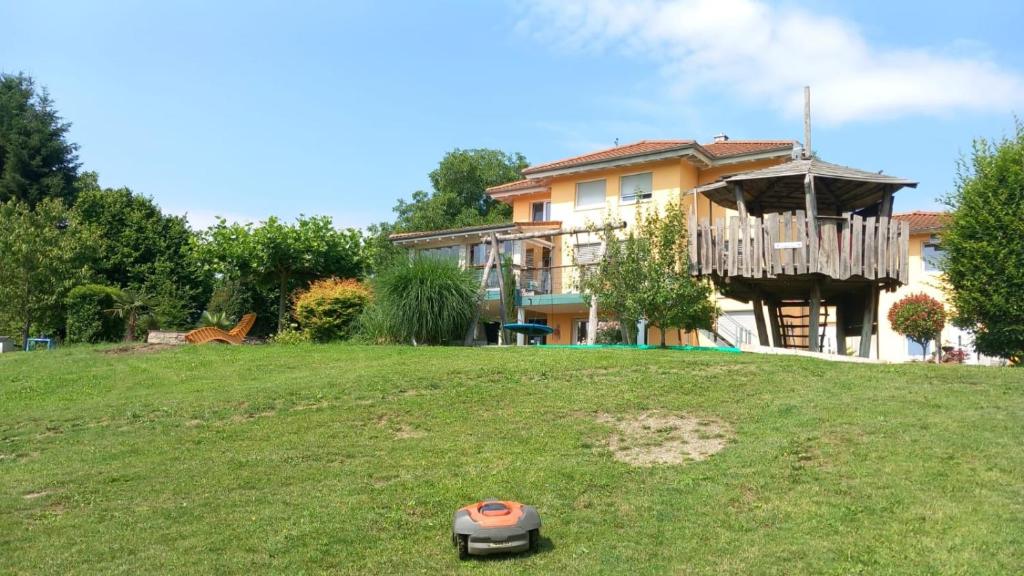 a yard with a house and aopter on the grass at Plätzchen im Grünen in Owingen
