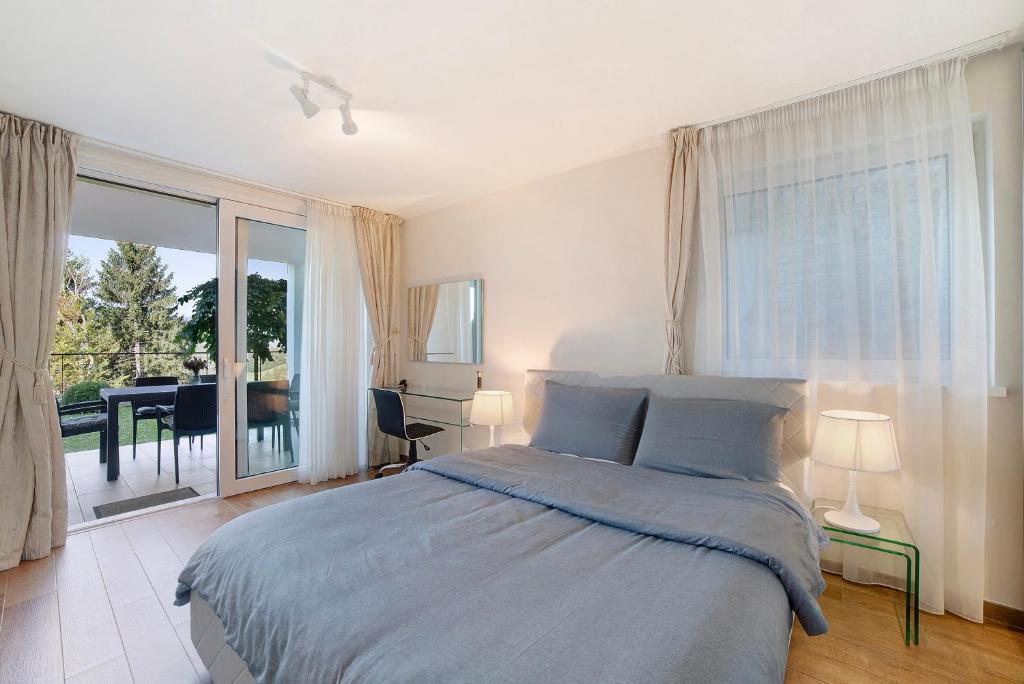 a bedroom with a bed and a balcony with a table at Apartement Panoramaresidence in Avelengo