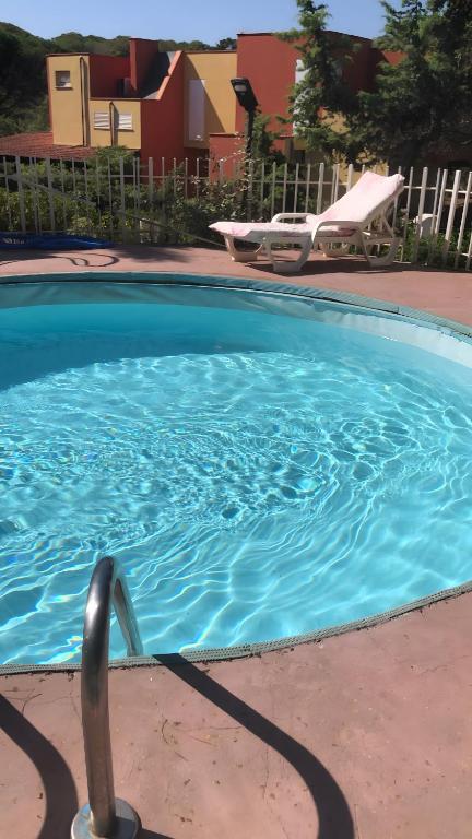 a large blue swimming pool with a handle in it at Casa Nessi- Stanze in Platamona