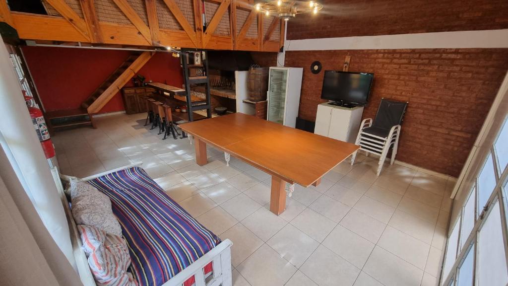 an overhead view of a kitchen with a wooden table at Casa quincho en plottier in Plottier