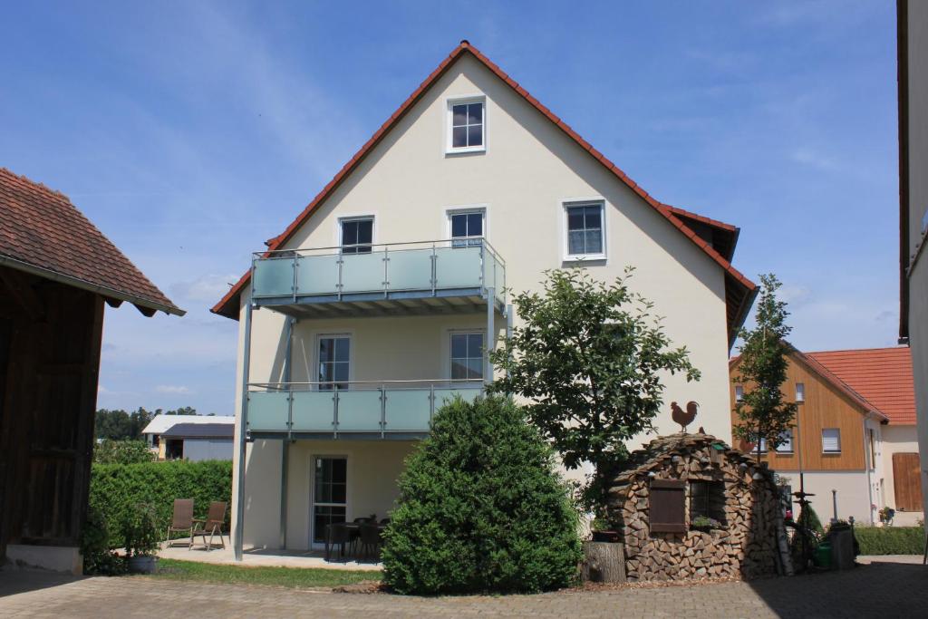 a white house with a gambrel roof at Fewo Feldblick in Merkendorf