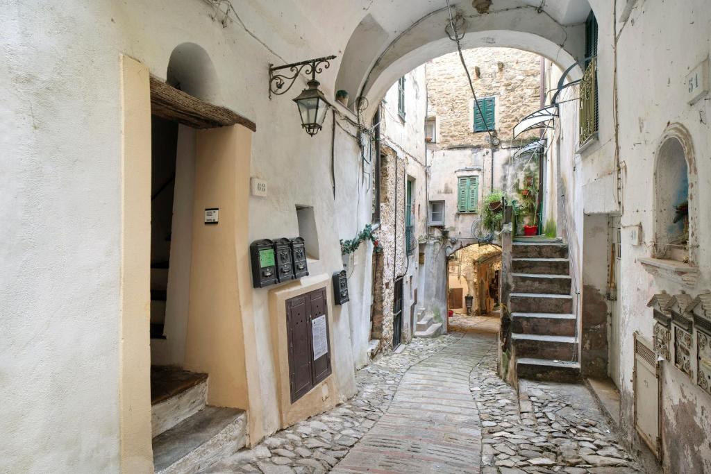 an alley in an old town with an archway at Casa Gianni in Vallebona
