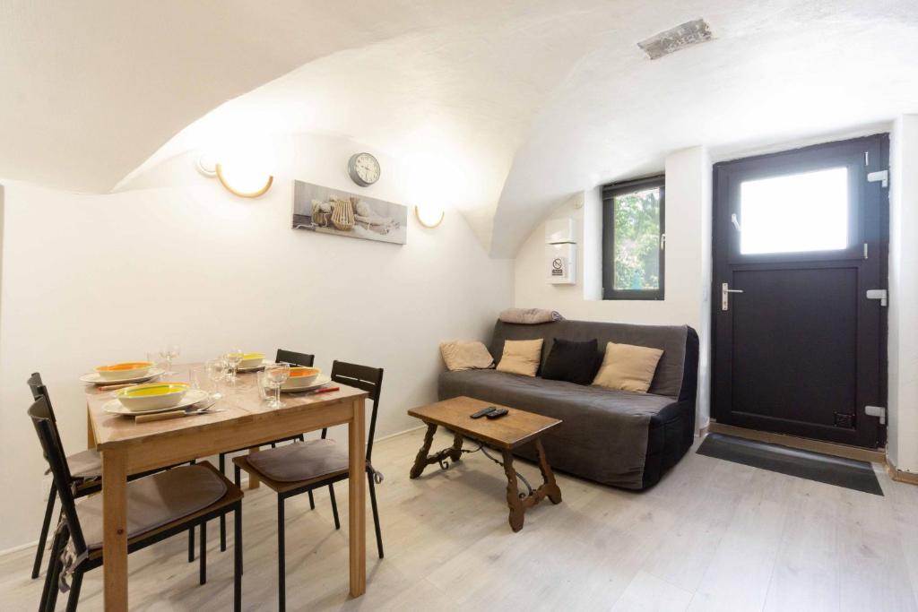 a living room with a table and a couch at Charmant appartement 3 etoiles in Courchevel