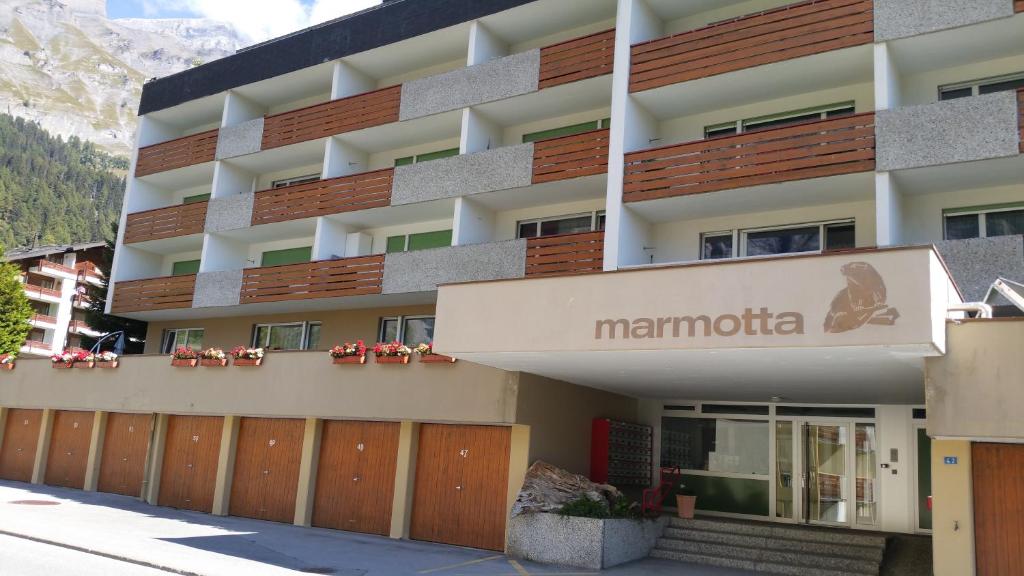 um edifício com um sinal que lê manatra em Haus Marmotta em Leukerbad