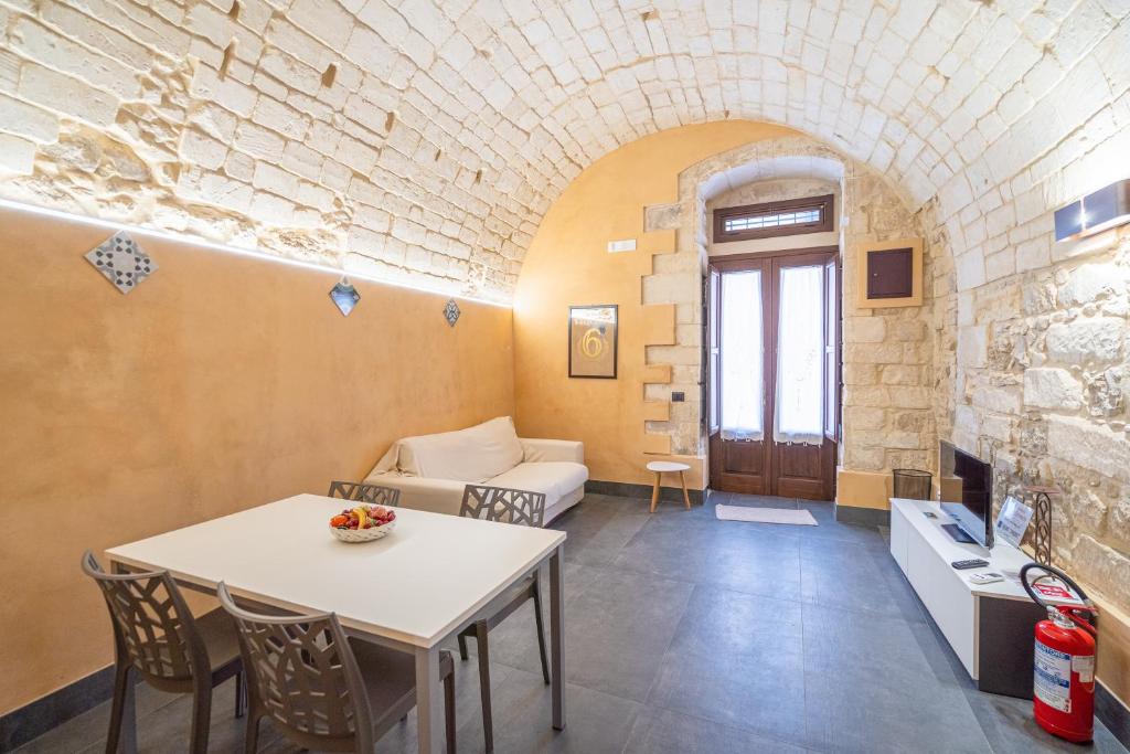 a living room with a table and a couch at Dammuso 3cirniechi in Ragusa