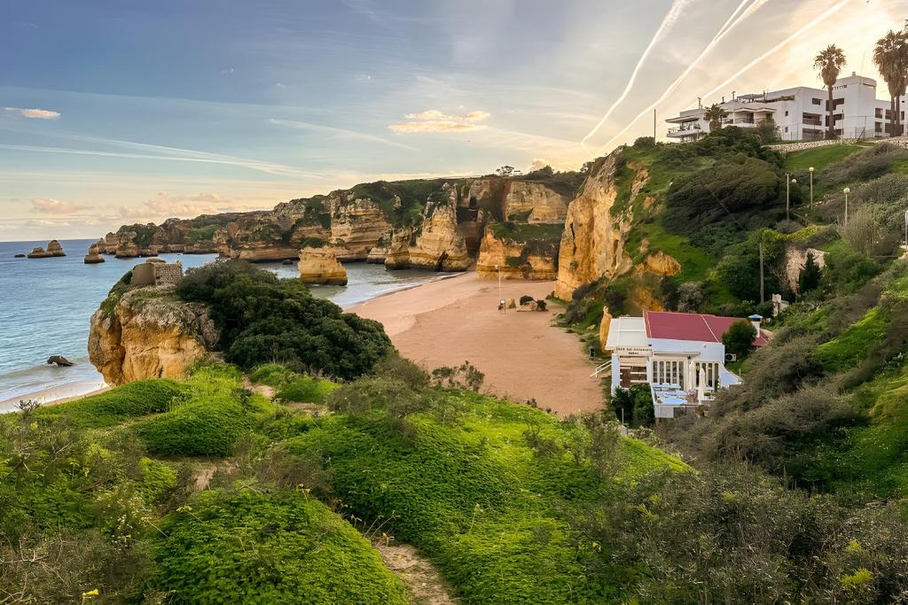 A Casa e a Praia da Ana