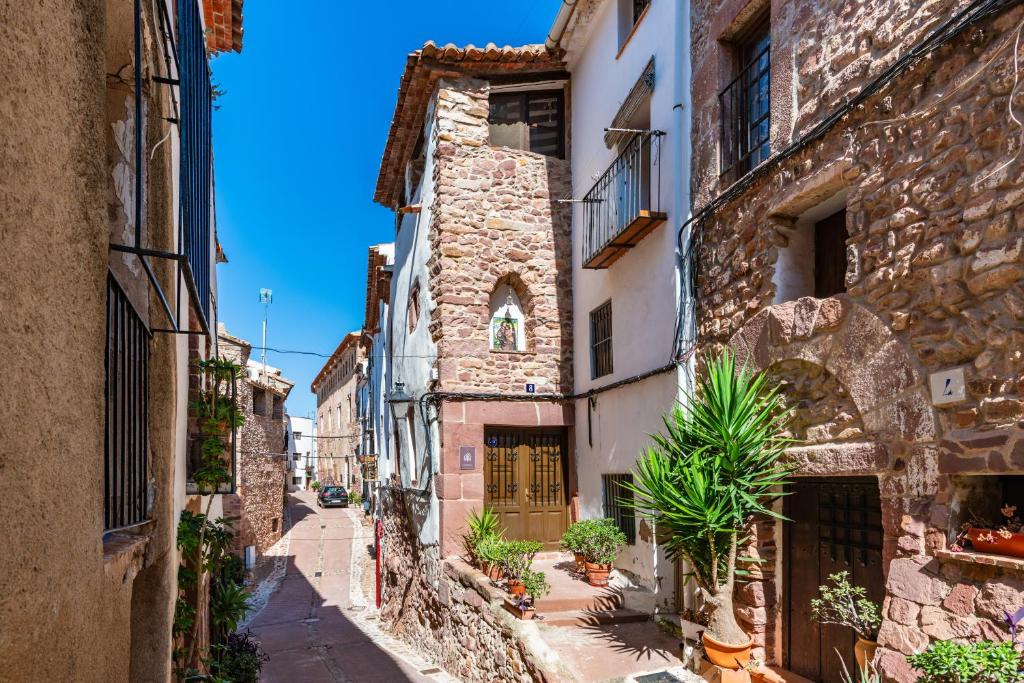 an alley in an old town in italy at Casa Retiro Vilafames in Vilafamés