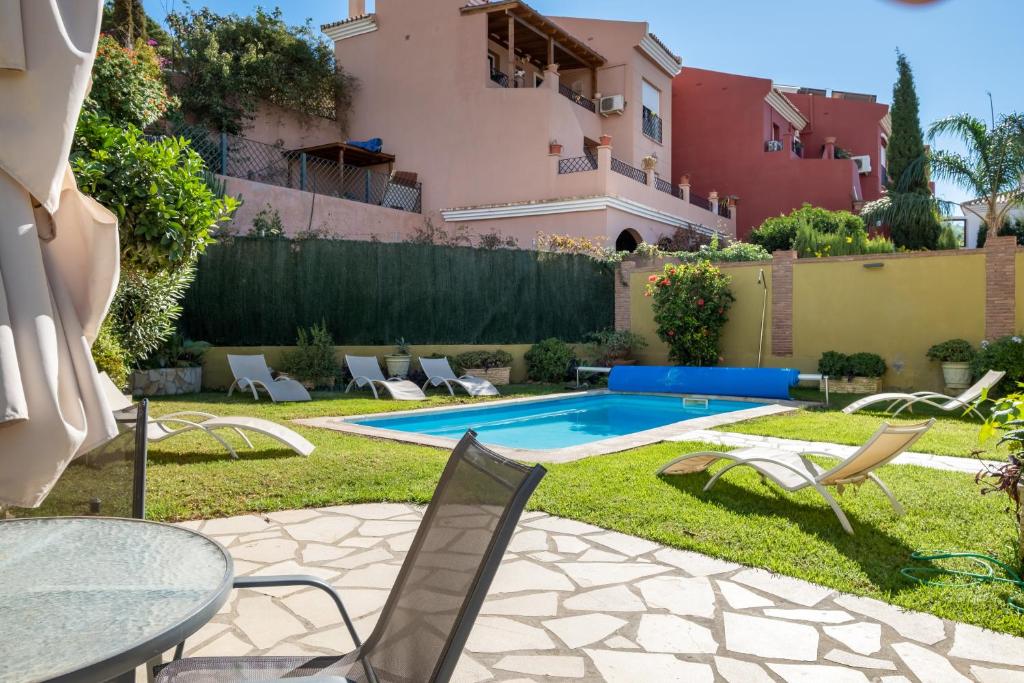 a backyard with a swimming pool and a house at Villa Pepa in Chilches