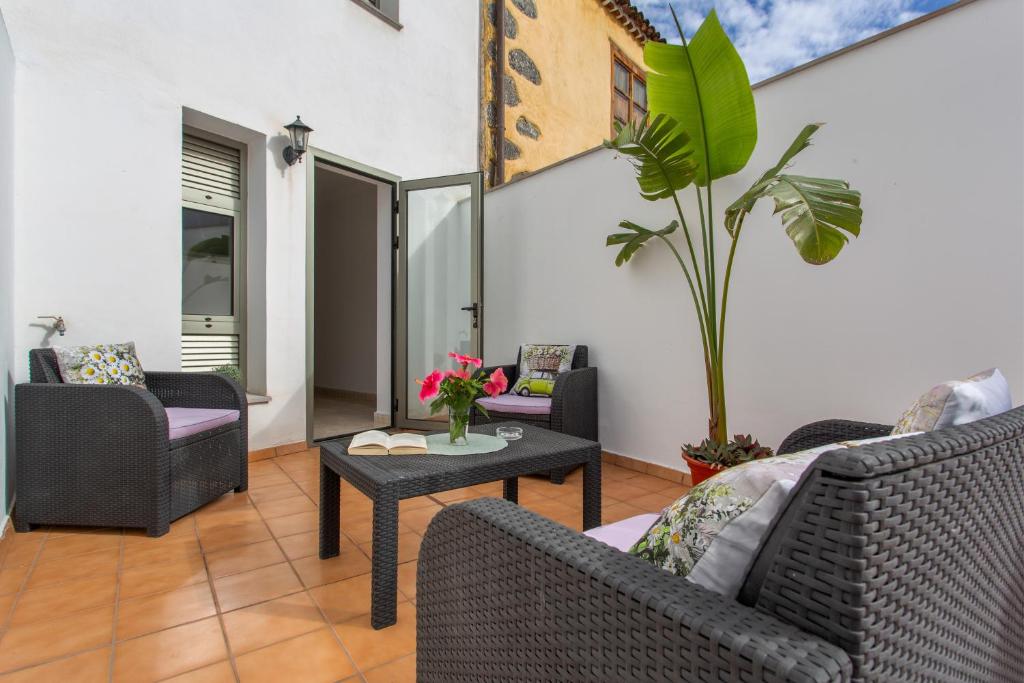 a living room with two chairs and a table at Apartamento Rolycar 101 in Icod de los Vinos