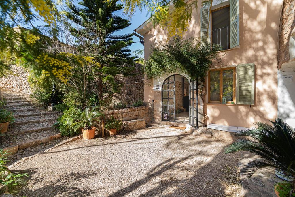 a house with a pathway leading to the front door at Se Taulera in Fornalutx