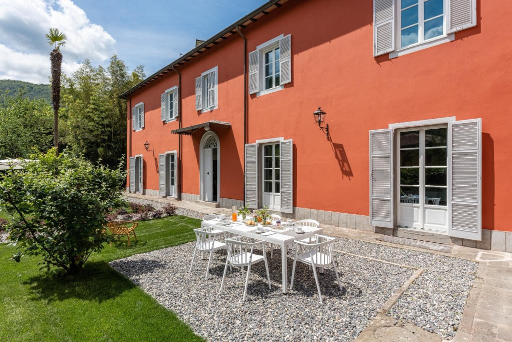 a table and chairs in front of a building at Villa Brecht in Bagni di Lucca