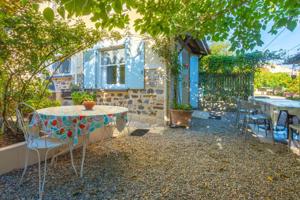 a table and chairs in front of a house at Villa Sauvageonne in Saint-Raphaël
