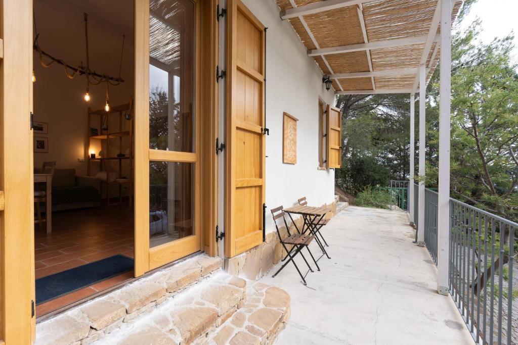 a patio with a table and chairs on a house at Casa delle Pigne in Camporeale