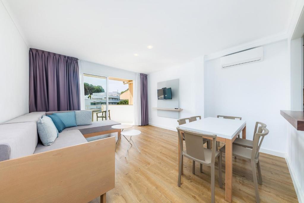 a living room with a couch and a table at Apartament Massanet 2a in Canyamel