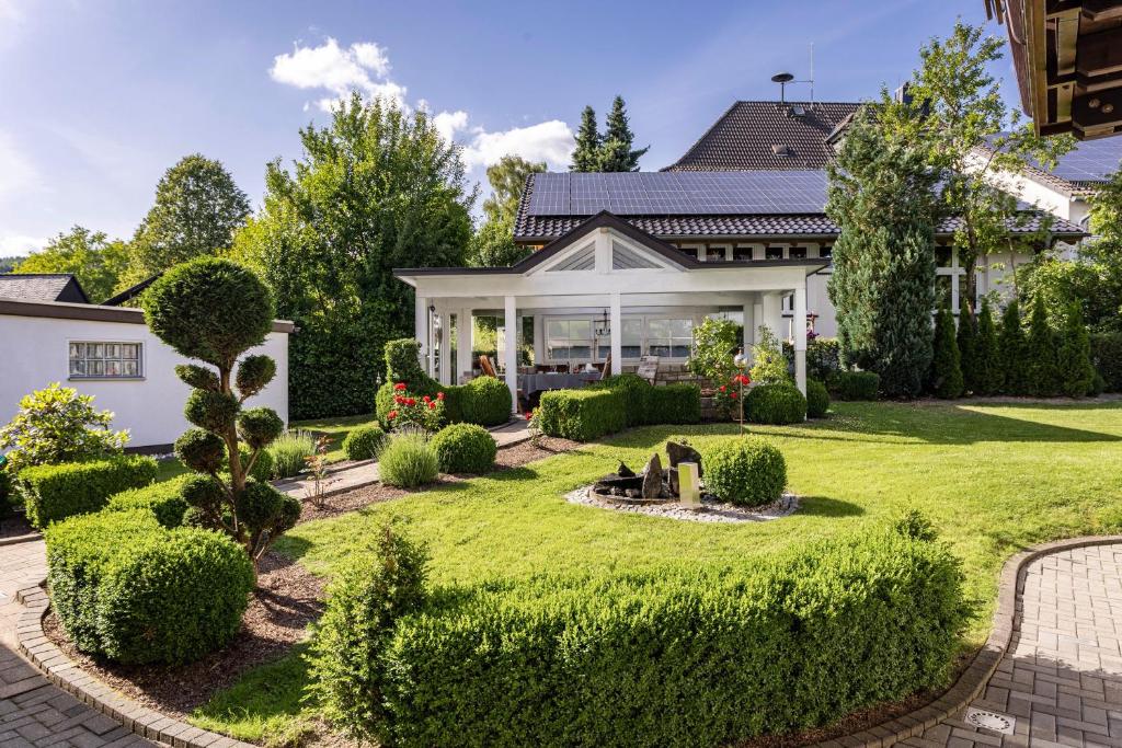 a house with a garden with a fountain at Ferienwohnung Kleine Auszeit in Eslohe
