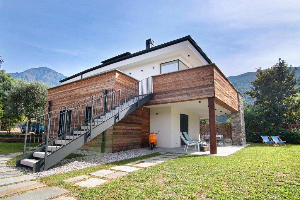 a house with a staircase on the side of it at La villa del lago in giardino in Colico