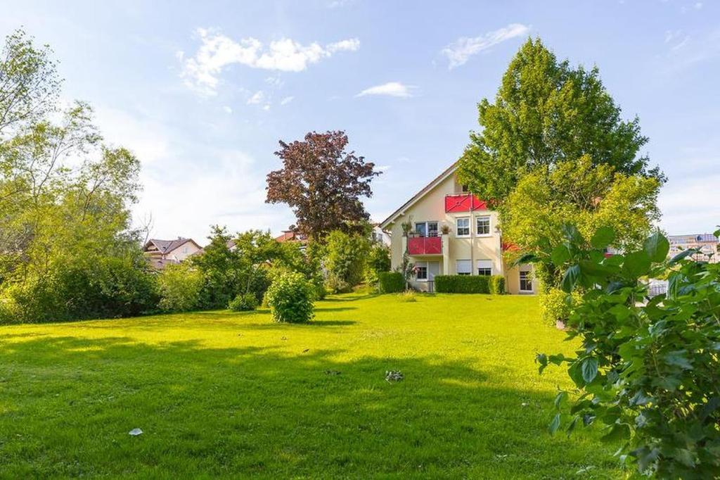 a house in a yard with a green lawn at Ferienwohnung Manns in Bettnau