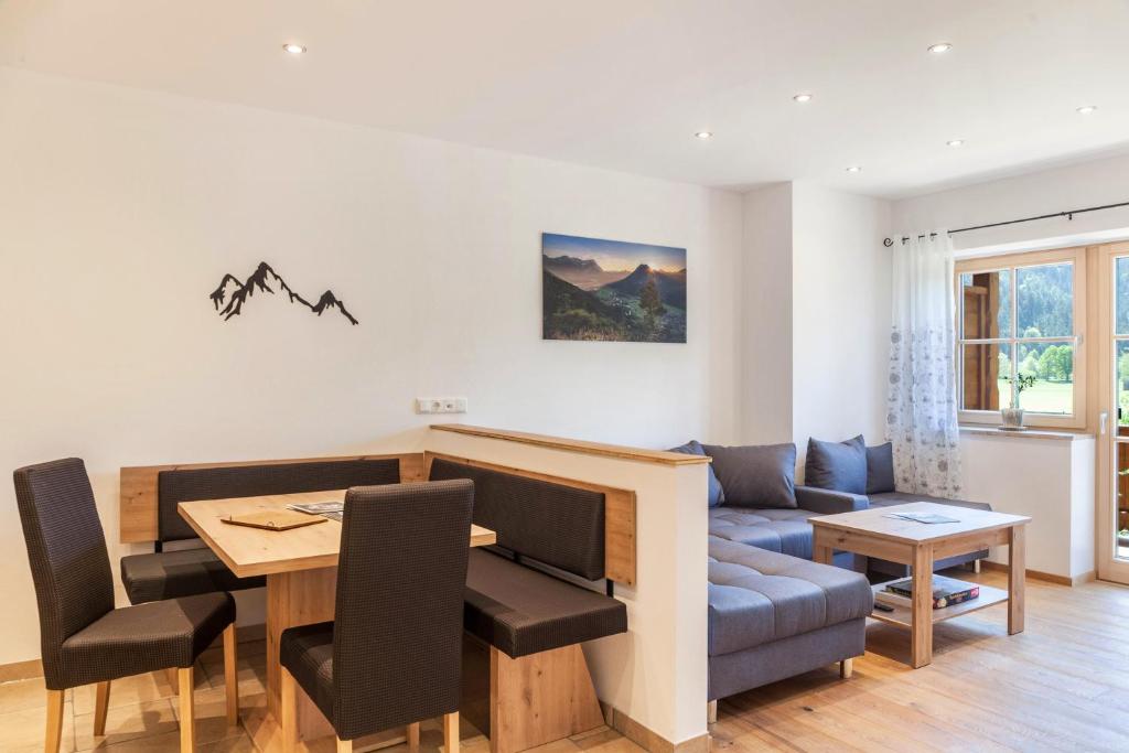 a living room with a table and a couch at Ferienwohnung Vrenal in Farchant