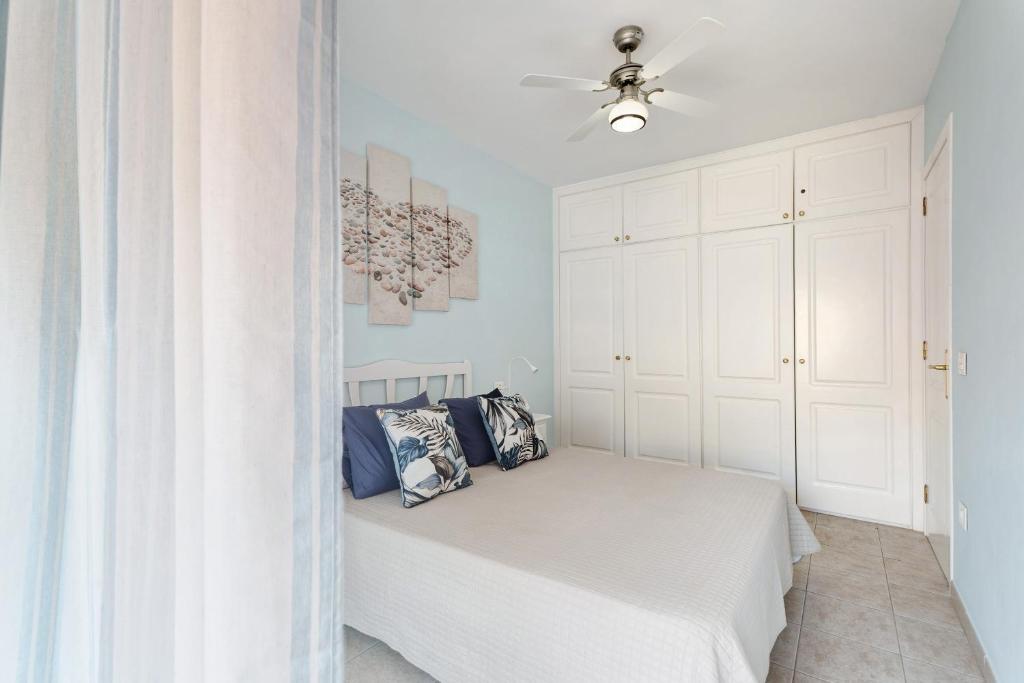 a bedroom with a bed and a ceiling fan at Sol y Mar in Puerto de Santiago