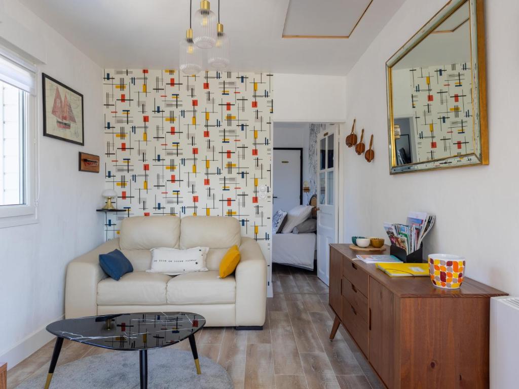 a living room with a couch and a table at Petite Maison Cosy in Trégastel