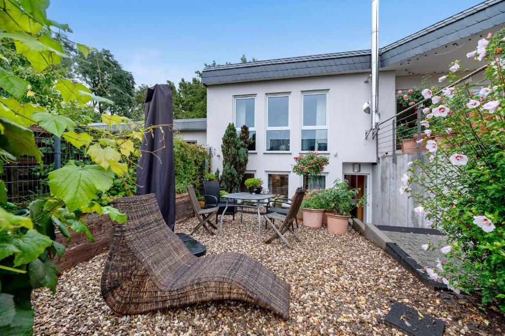 a garden with a table and chairs in front of a house at Bei Annemarie in Trier