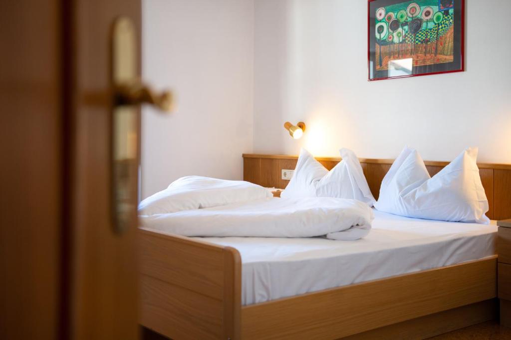 a bedroom with two beds with white sheets and pillows at Apartment 5 - Zur Sonne in Laion