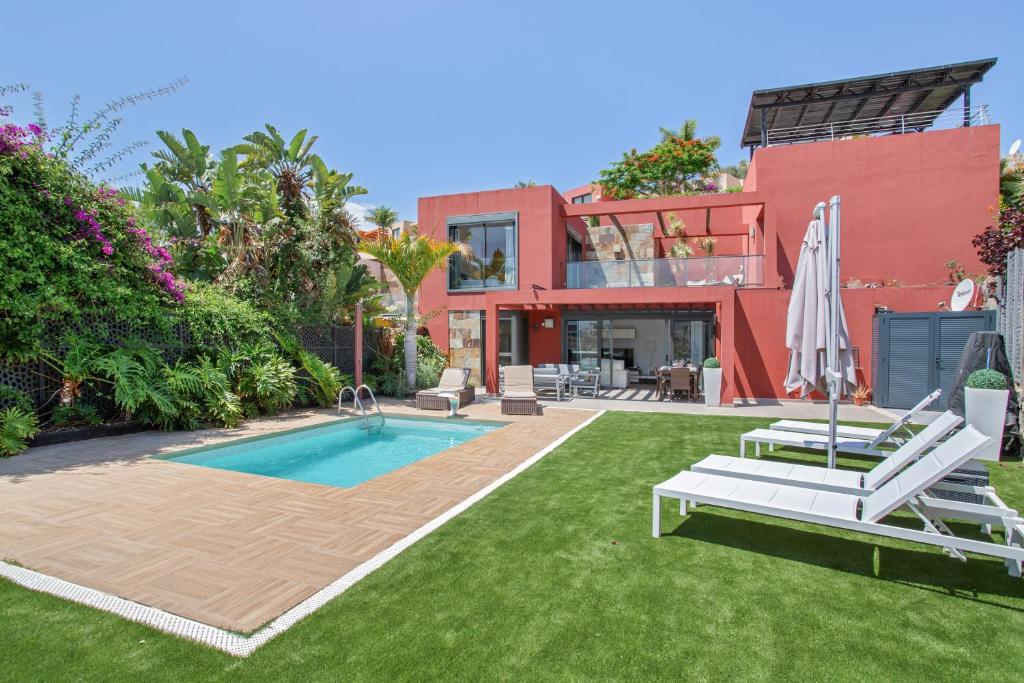 a backyard with a swimming pool and a house at Alexandria's Retreat in San Bartolomé