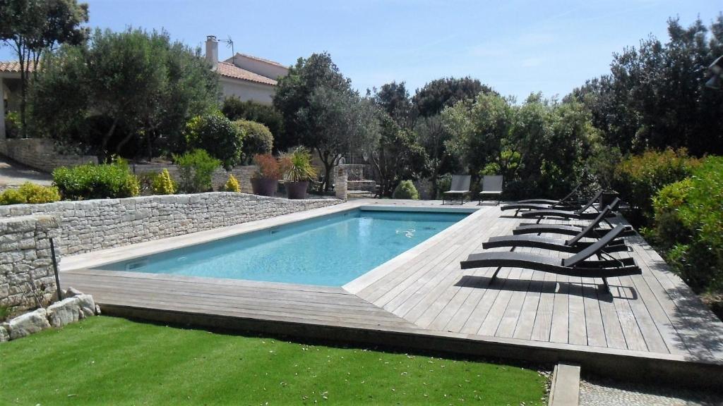 a swimming pool with lounge chairs in a yard at Casa Martini in Bonifacio