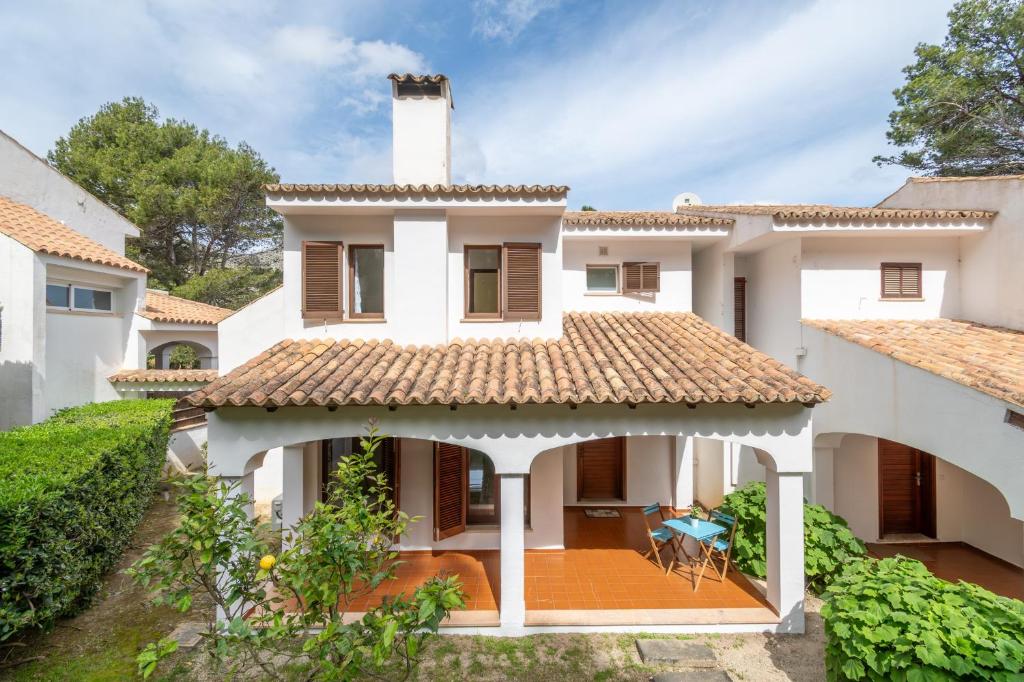 an exterior view of a house with a gazebo at Can Botana 10 in Cala de Sant Vicenc