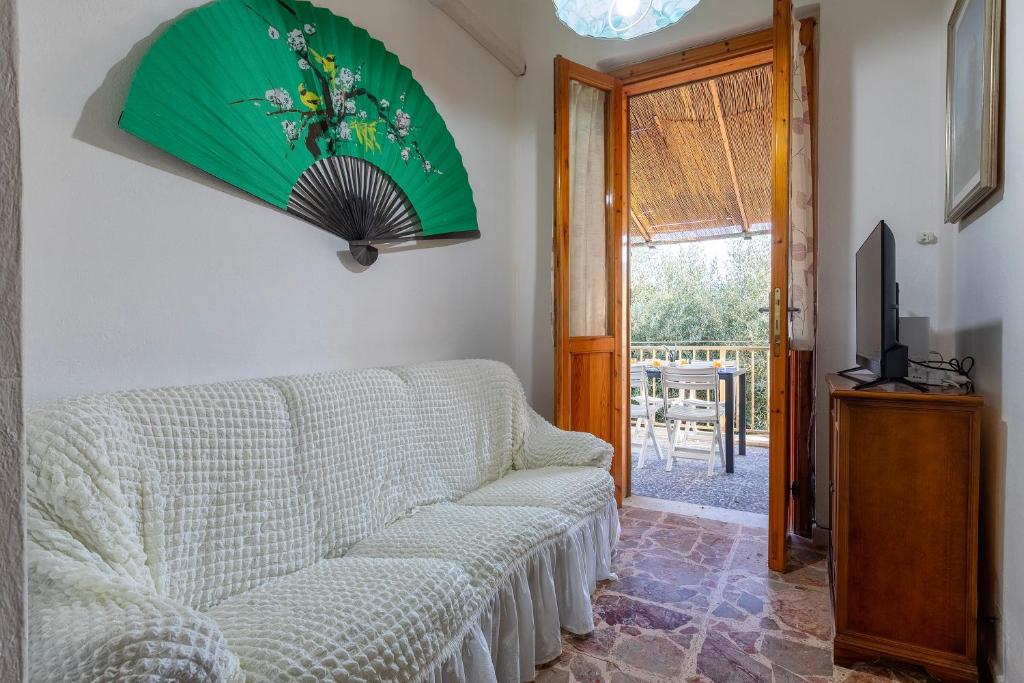 a living room with a couch and a television at Appartamento Maria- Castelsardo in Castelsardo