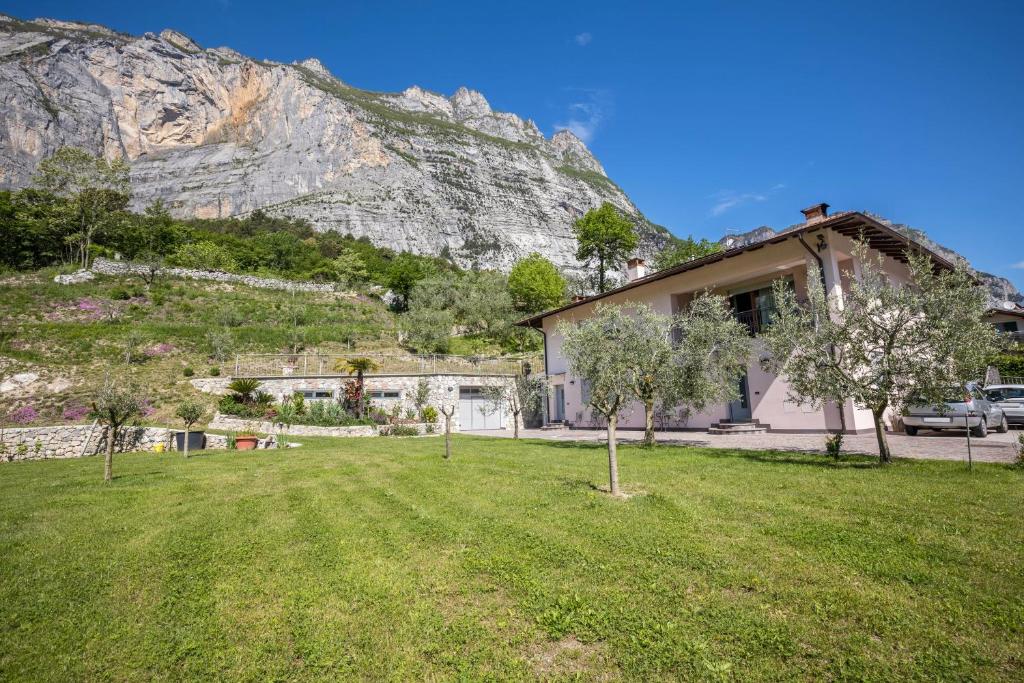 a house with a yard with a mountain in the background at Appartamenti Gaggiolo 1 in Dro
