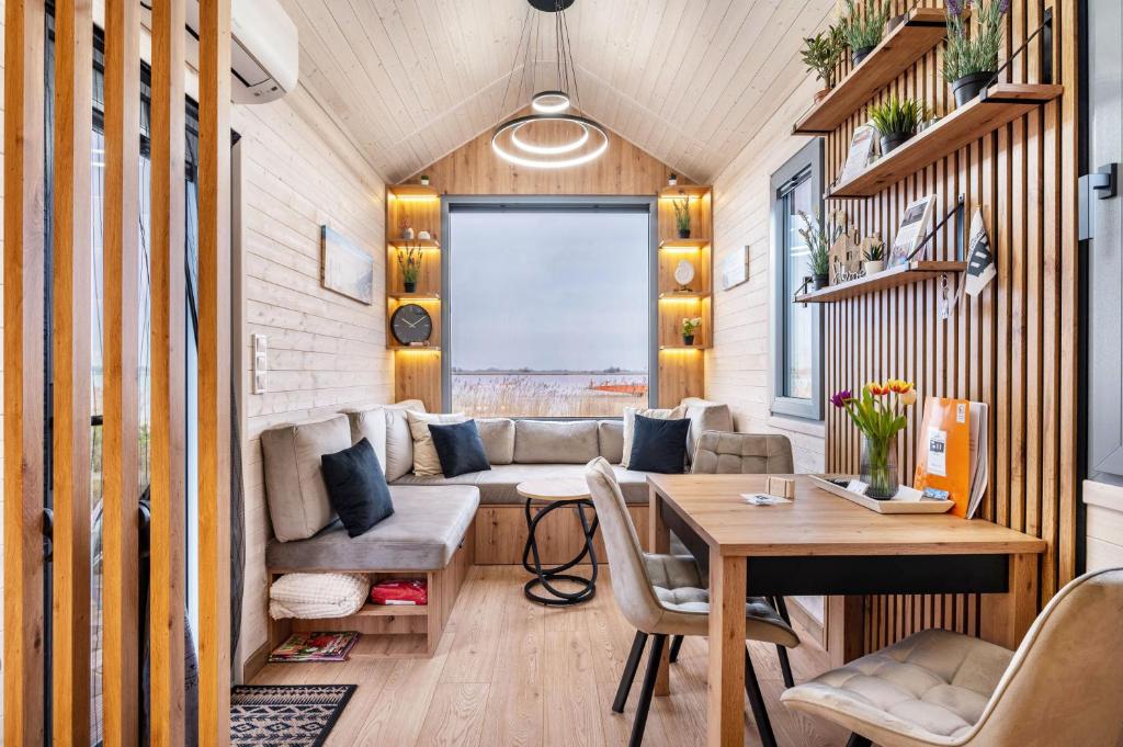 a tiny house with a living room and a dining room at Tiny House Ingo John 'Speedy' in Sandstedt