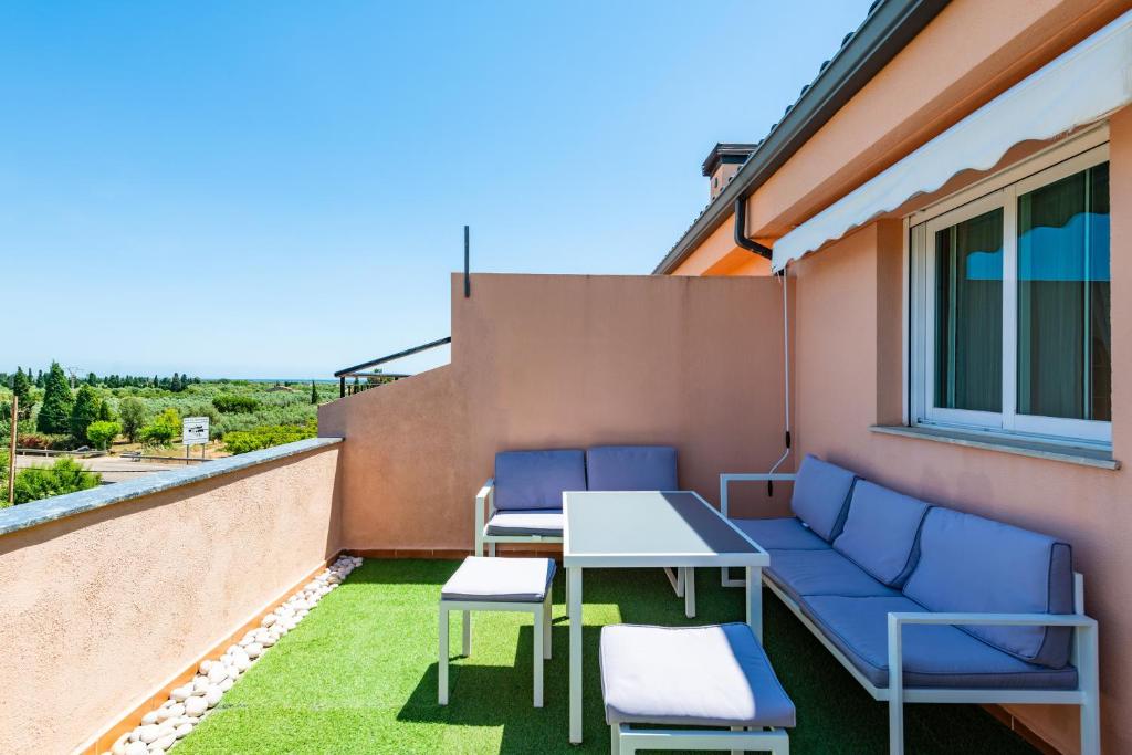 a patio with a table and chairs on a balcony at Duplex Torre La Sal Magic World in Cabanes