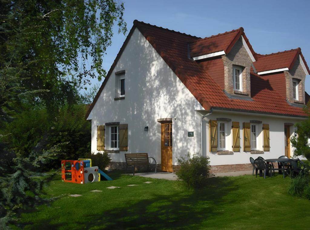 a white house with a brown roof at Gîte de Rosemont in Saint-Pol-sur-Ternoise