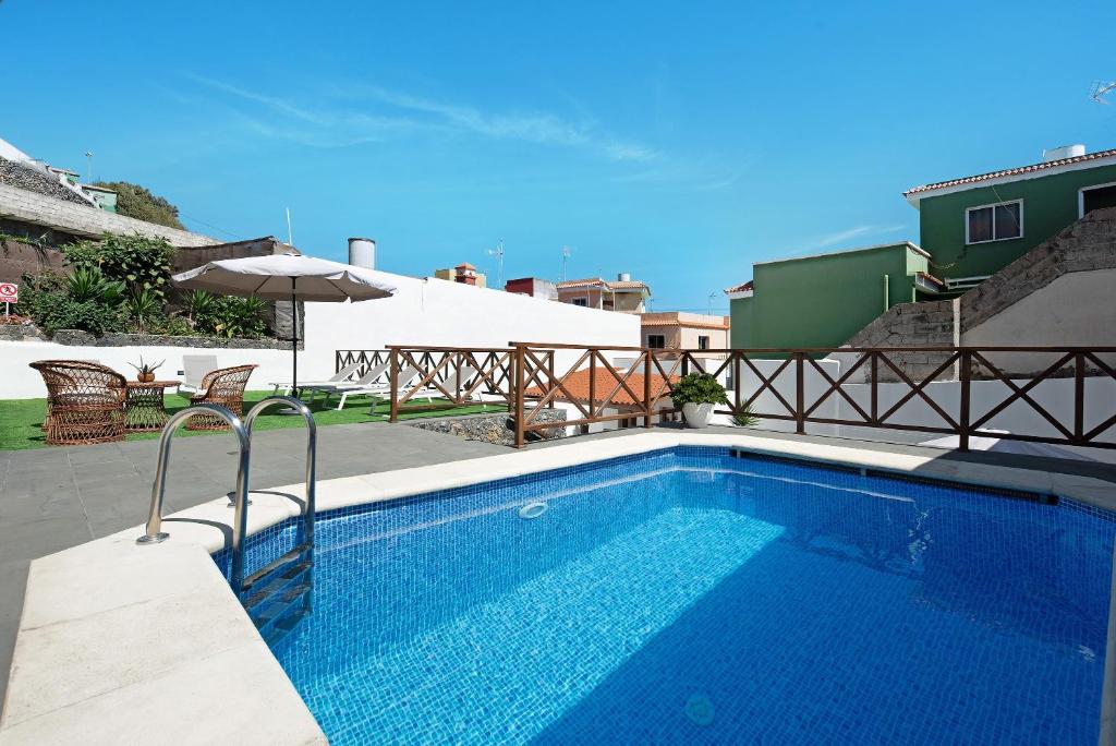 a swimming pool in the middle of a house at Casa Margarita in La Guancha