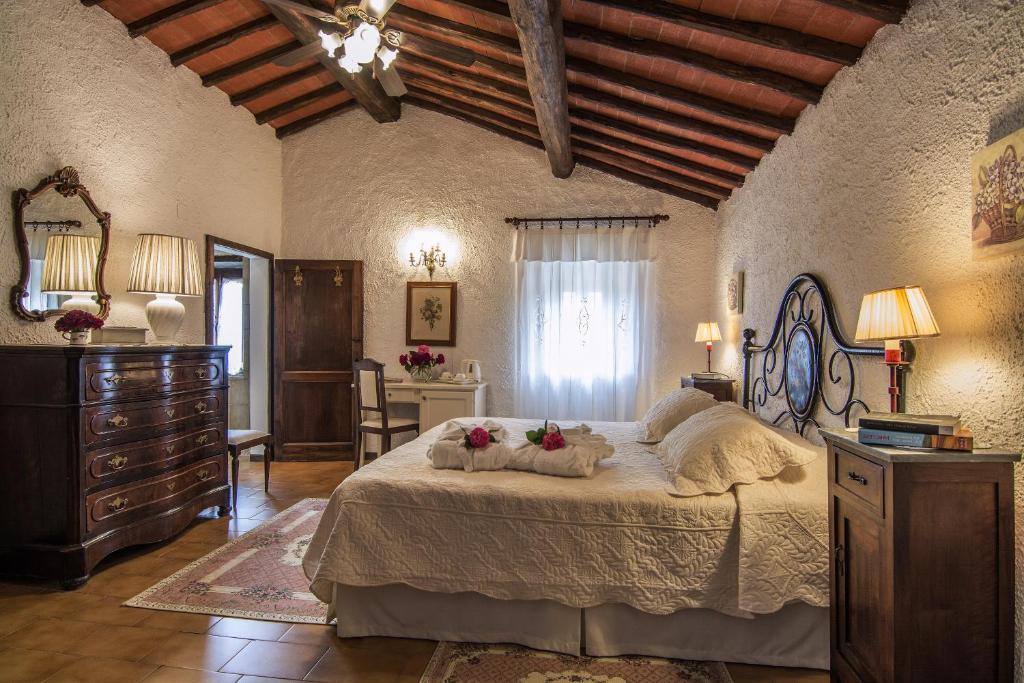 卡斯特利納－因基安蒂的住宿－艾特魯斯科薩利沃皮酒店，一间卧室配有一张床和一个梳妆台