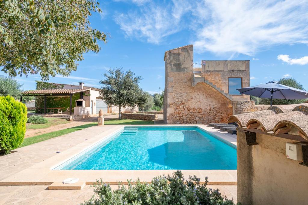 an external view of a villa with a swimming pool at Finca Can Menut in Felanitx