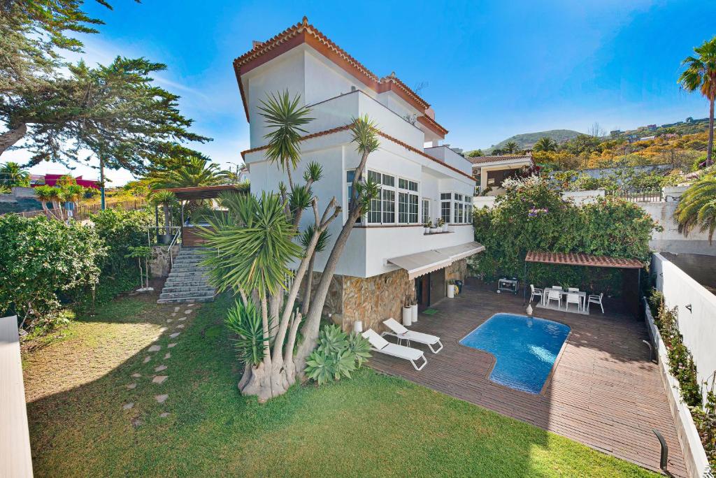 an aerial view of a house with a swimming pool at Loft la Matanza in La Matanza de Acentejo