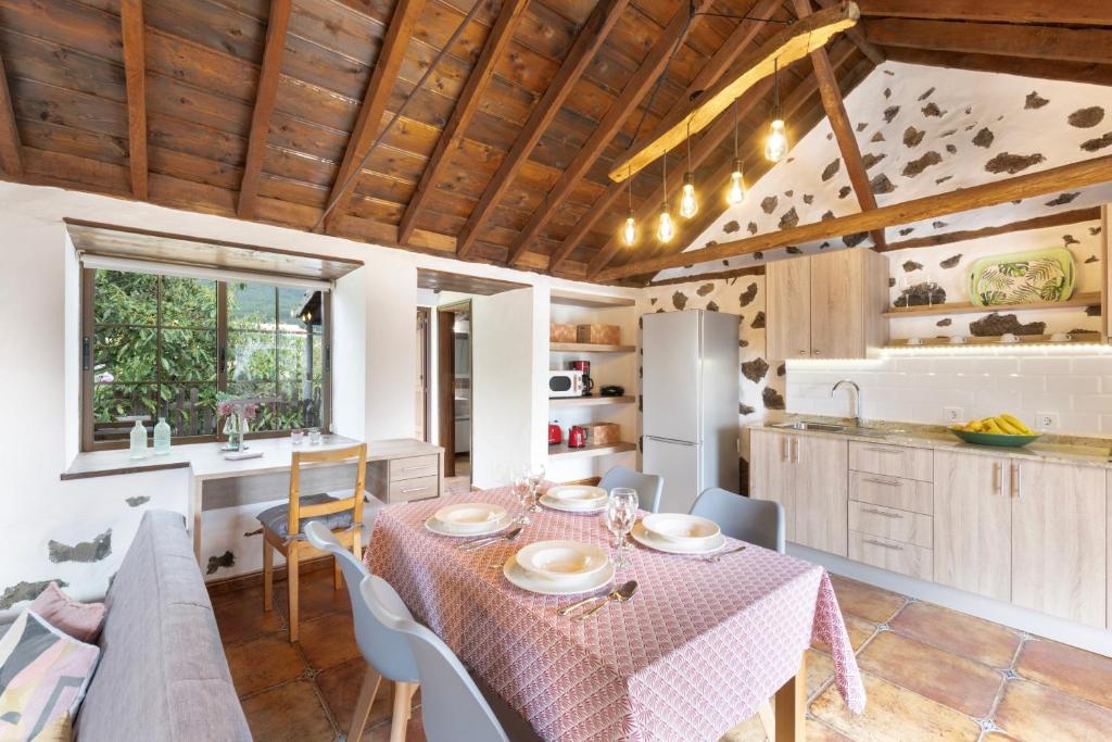 a kitchen and dining room with a table and chairs at Estudio Bibi in El Paso
