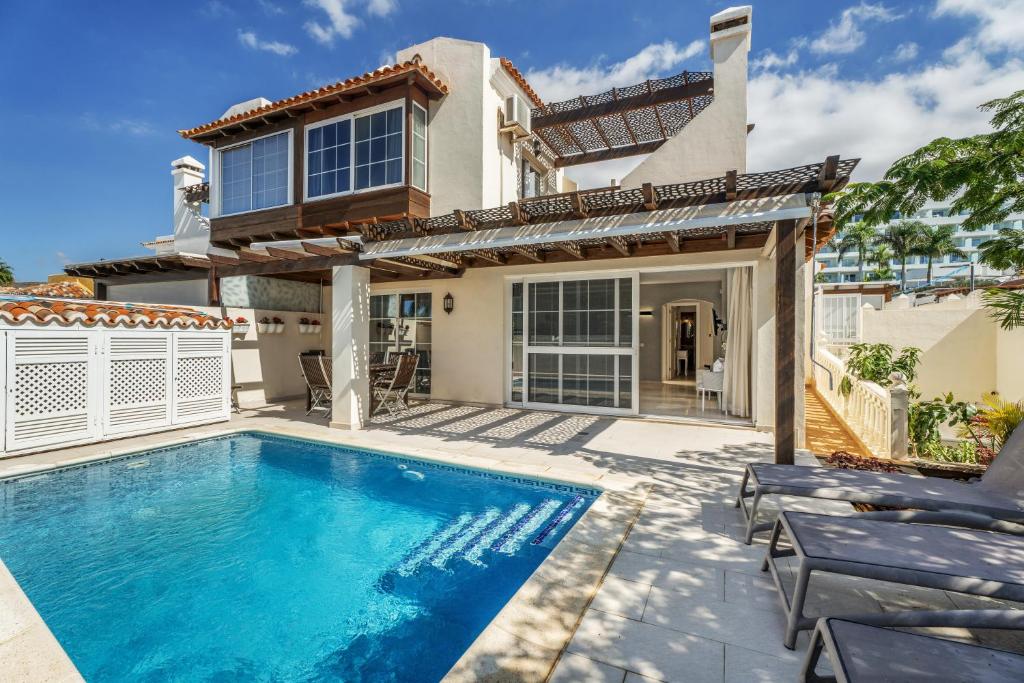 La Caleta Seaside Villa With Pool