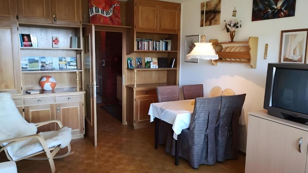 a dining room with a table and a tv at Appartement Simonhöhe mit Pool in Zirkitz
