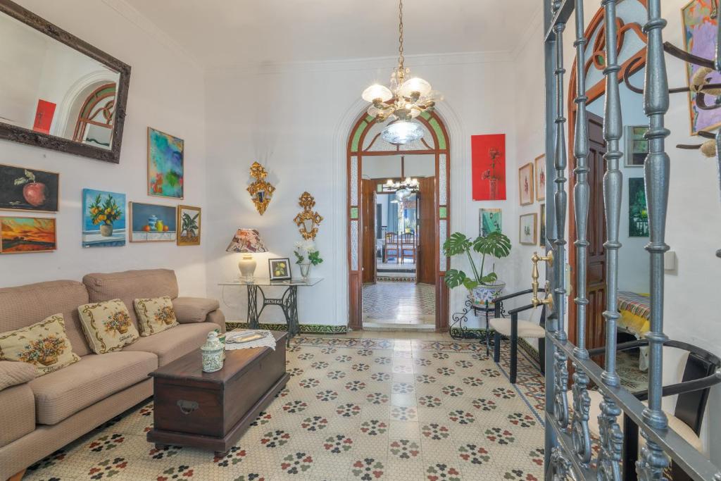a living room with a couch and a table at Una casa azul in Manzanilla