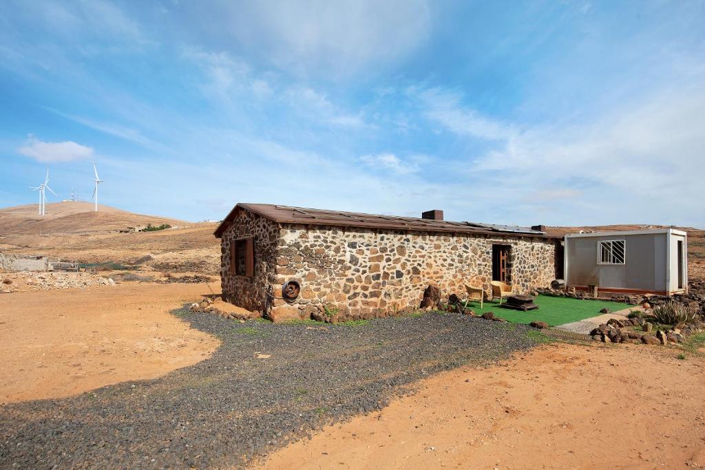 a stone building in the middle of a field at Casa los Javieles in Puerto del Rosario