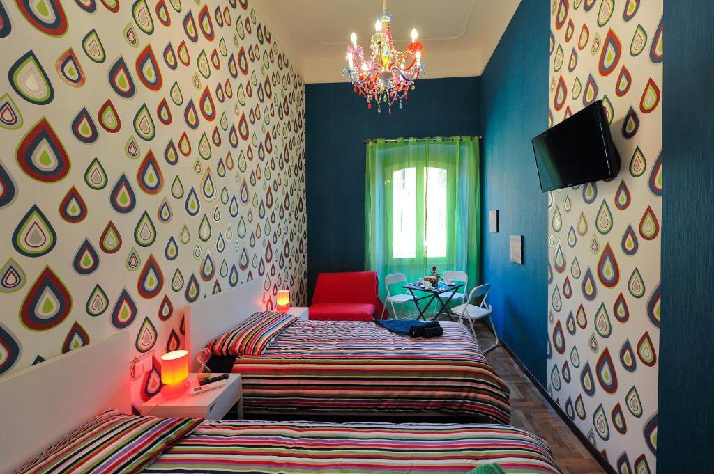 1 dormitorio con 2 camas y silla roja en Da Augusto, en Roma