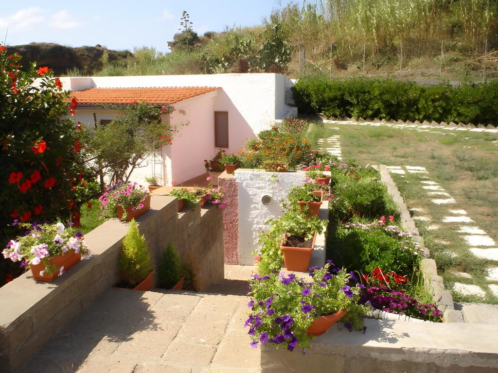 a garden with lots of flowers in pots at Villetta Mare Ventotene in Ventotene