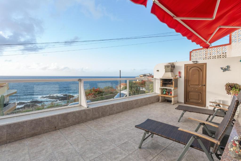 a balcony with a view of the ocean at Crisol Apartamento in Puerto de la Madera